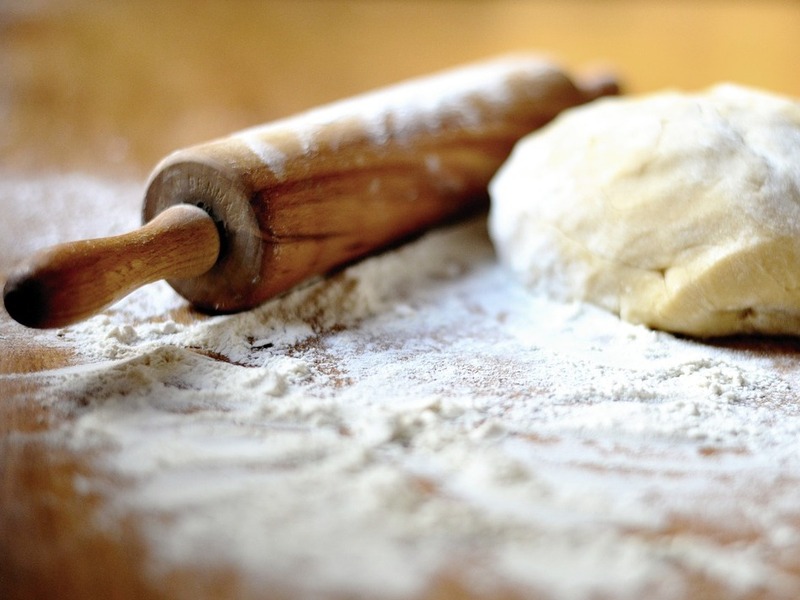 Regionales Backen von fränkischen, ausgezogenen Küchle in Übermatzhofen