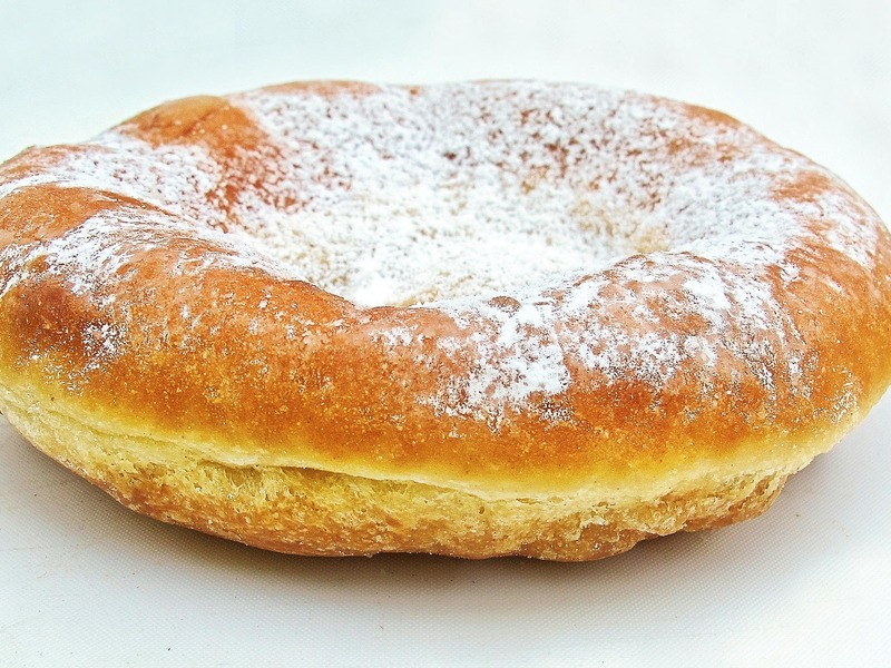 Regionales Backen von fränkischen, ausgezogenen Küchle in Übermatzhofen